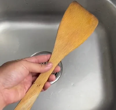 Senduk kayu yang digunakan untuk memasak dan berisiko menyimpan kotoran tersembunyi