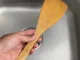 Senduk kayu yang digunakan untuk memasak dan berisiko menyimpan kotoran tersembunyi