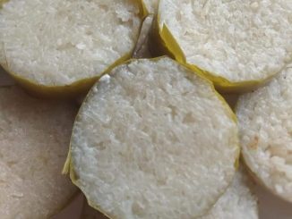 Lemang kukus siap dipotong dan sedia dihidangkan