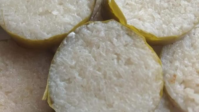 Lemang kukus siap dipotong dan sedia dihidangkan