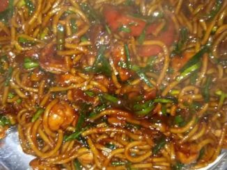 Mee goreng basah berkuah pekat dan berwarna merah menyelerakan