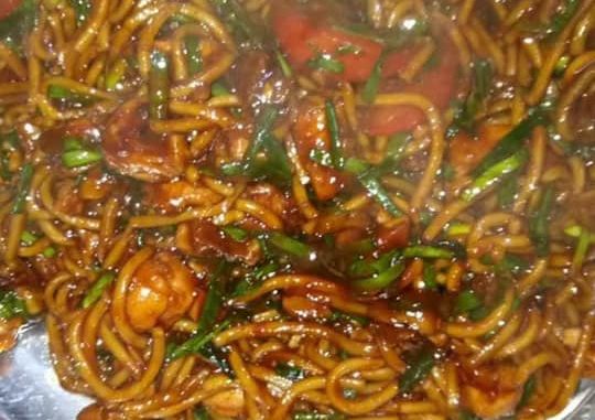 Mee goreng basah berkuah pekat dan berwarna merah menyelerakan