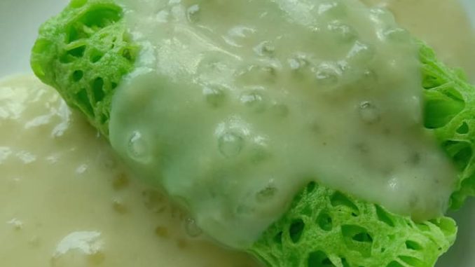 roti jala pandan lembut berwarna hijau dengan corak cantik