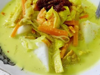 Lontong kuah lodeh dengan nasi impit dan sayur berlemak