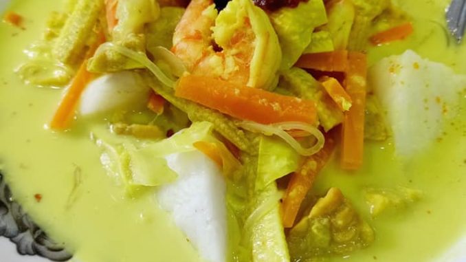 Lontong kuah lodeh dengan nasi impit dan sayur berlemak