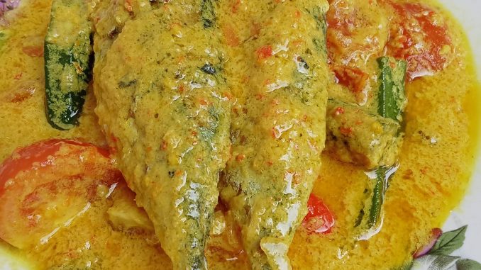 Masak lemak ikan kembung dengan kuah santan kuning bersama bendi dan tomato dihidangkan dalam mangkuk tradisional panas-panas