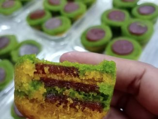 Kek lapis asam manis berwarna-warni dengan haw flakes