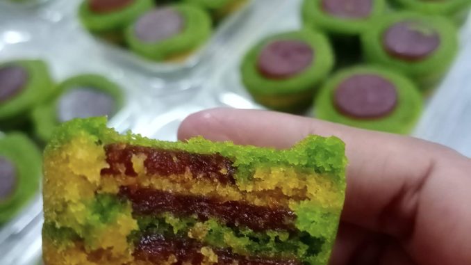 Kek lapis asam manis berwarna-warni dengan haw flakes
