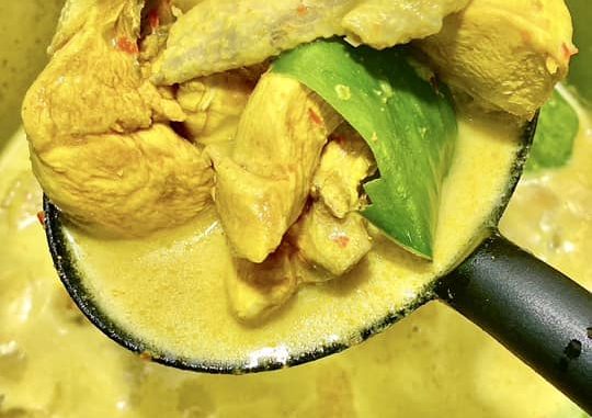 Masak lemak ayam cili api Negeri Sembilan berkuah pekat kekuningan