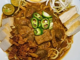 Mee rebus Johor berkuah pekat dengan telur rebus, tauhu, tauge dan taburan rangup di atasnya