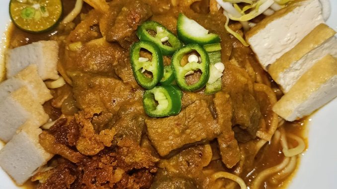 Mee rebus Johor berkuah pekat dengan telur rebus, tauhu, tauge dan taburan rangup di atasnya