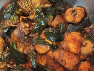 Ayam goreng berhantu rangup dengan daun kari dan bawang goreng