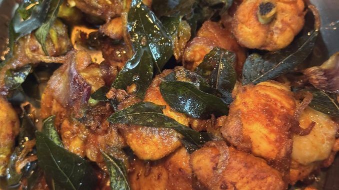 Ayam goreng berhantu rangup dengan daun kari dan bawang goreng