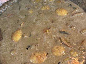 Hidangan kurma telur berkuah lemak dengan kentang dan telur dimasak bersama rempah ratus tradisional