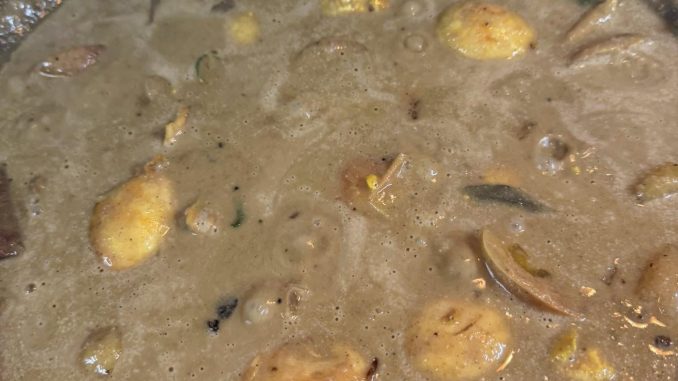Hidangan kurma telur berkuah lemak dengan kentang dan telur dimasak bersama rempah ratus tradisional