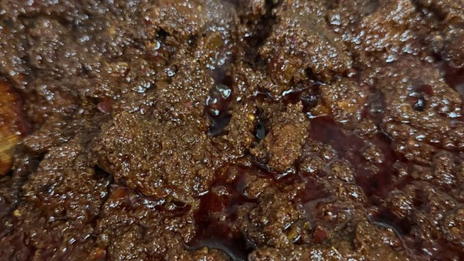 Rendang daging hitam pekat berempah dengan warna gelap semula jadi