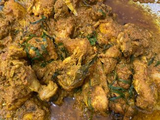 Rendang ayam cili padi pekat dan pedas berwarna gelap berempah