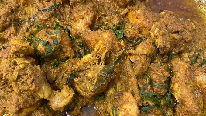 Rendang ayam cili padi pekat dan pedas berwarna gelap berempah