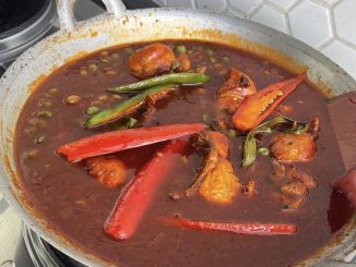 ayam sambal merah tanpa sos cili pekat berwarna merah gelap