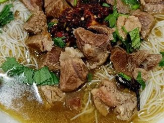 mihun sup daging pekat berempah dengan hirisan daging lembut dan daun sup