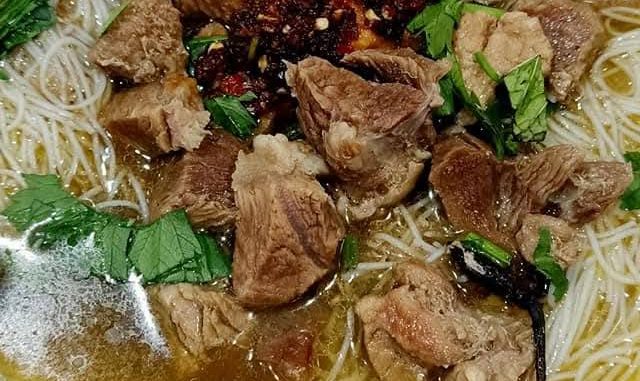 mihun sup daging pekat berempah dengan hirisan daging lembut dan daun sup