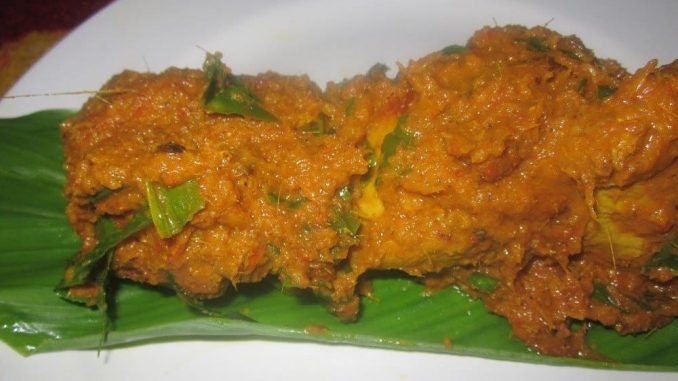Hidangan rendang ayam Johor kering dan berminyak
