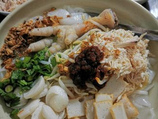 Semangkuk kuey teow thng dengan kuah jernih dan isi ayam