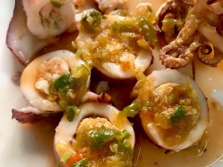 Sotong sumbat bakar dihidangkan dengan sos Thai pedas, dihiris kecil dan dihias dengan daun ketumbar