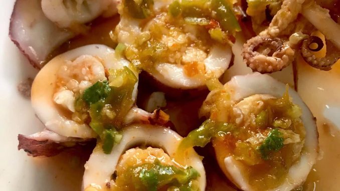 Sotong sumbat bakar dihidangkan dengan sos Thai pedas, dihiris kecil dan dihias dengan daun ketumbar