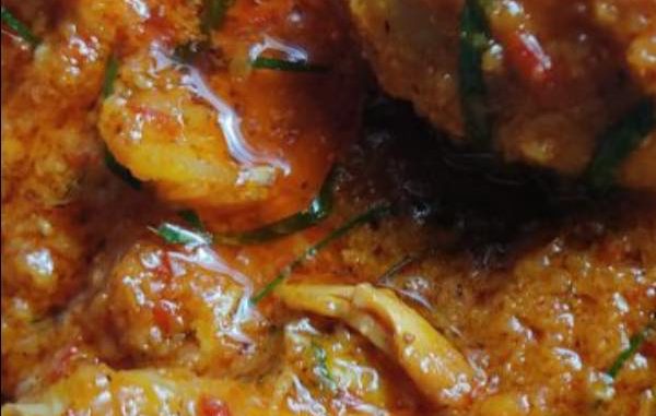 Ayam rendang pekat berwarna merah gelap berempah