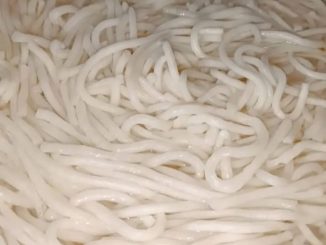 Laksa mee putih yang telah direbus dan ditos dengan bersih dalam penapis besar tanpa lendir dan kelihatan segar