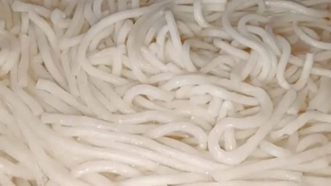 Laksa mee putih yang telah direbus dan ditos dengan bersih dalam penapis besar tanpa lendir dan kelihatan segar